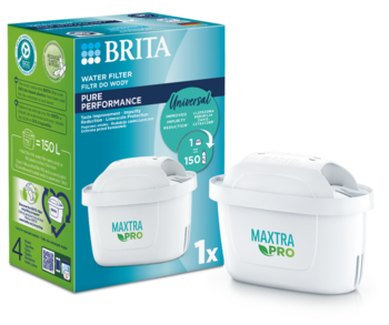 Zestaw 4 białych filtrów Brita Maxtra Pro Pure Performance, jeden poza niebiesko-białym pudełkiem.