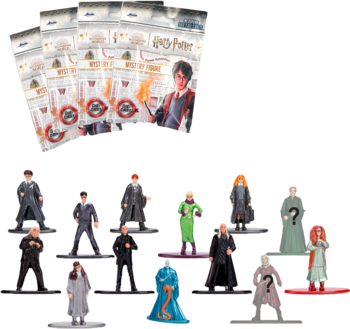 Metalowe figurki kolekcjonerskie Harry Potter, 13 postaci i saszetki niespodzianki na białym tle.