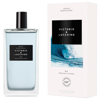Victorio & Lucchino No 2 Frescor Extremo: prostokątna butelka perfum w jasnoniebieskim kolorze obok białego pudełka z motywem fali.