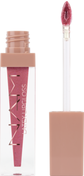 Zbliżenie na różany błyszczyk NAM Latex Icy Plum z wyciągniętym aplikatorem, dla szklanego wykończenia ust.