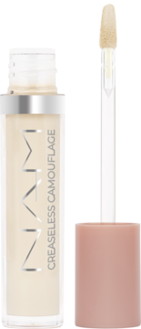 Wegański korektor kryjący NAM Creaseless Camouflage w przezroczystej butelce, jasny odcień, z wyciągniętym aplikatorem.