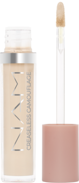 NAM Creaseless Camouflage korektor, jasnobeżowy w przezroczystej butelce, widok z aplikatorem i odkręconą nakrętką.