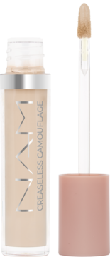 Jasny, wegański korektor NYM Creaseless Camouflage w przezroczystej butelce z wyjętym aplikatorem.