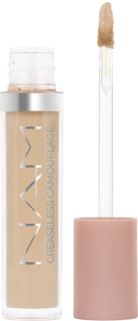 NUNA Creaseless Camouflage, beżowy korektor w butelce z odkręconą różową nakrętką i wyciągniętym aplikatorem.