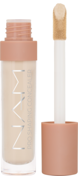 Jasnobeżowy korektor NMN PRO SHAPING CONCEALER z otwartą butelką i aplikatorem obok, widok z przodu.