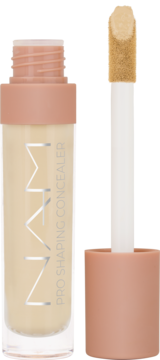 NVM Pro Shaping Concealer, beżowy wegański korektor z aplikatorem, butelka otwarta obok wyjętego aplikatora.