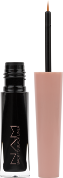Eyeliner NAM Back To Black w czarnej butelce, otwarta z aplikatorem i brązową końcówką pędzelka.