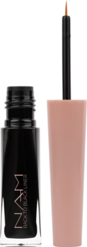 Eyeliner NAM Back To Black w czarnej butelce, otwarta z aplikatorem i brązową końcówką pędzelka.