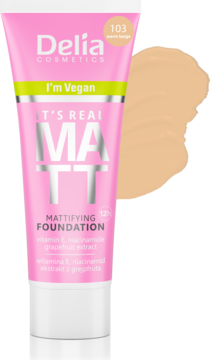 Matujący podkład Delia It's Real Matt 103 Warm Beige w różowej tubce, z próbką produktu obok. Vegan.