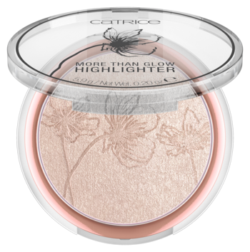 Rozświetlacz Catrice More Than Glow w otwartym, okrągłym opakowaniu, jasnoróżowy puder z metalicznym blaskiem i kwiatami.