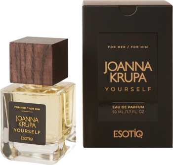 Joanna Krupa Yourself unisex EDP 50ml. Szklana butelka z drewnianym korkiem i czarne kartonowe opakowanie produktu.
