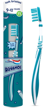 Aquafresh Advance szczoteczka dla dzieci 9-12 lat, miękkie włosie, w turkusowo-białym opakowaniu obok turkusowej szczoteczki.
