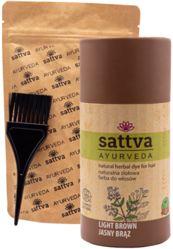 Zestaw Sattva Ayurveda Jasny Brąz ziołowa farba do włosów w brązowej tubie, z saszetką i pędzlem, na ciemnym tle.