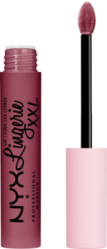 NYX Lingerie XXL, matowa płynna szminka w kolorze głębokiego różu, z aplikatorem obok otwartej tubki.