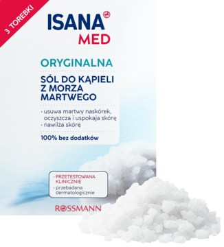 Isana Med sól do kąpieli z Morza Martwego w białym pudełku, z rozsypanymi obok białymi kryształkami soli.