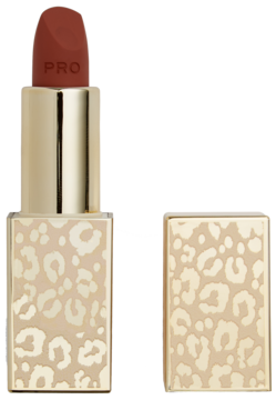 Szminka Revolution Pro New Neutral Rumba w złotym, leopardzie opakowaniu, otwarta z widocznym brązowo-czerwonym sztyftem.