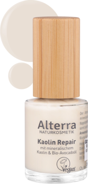 Alterra Kaolin Repair, beżowa odżywka do paznokci w butelce z drewnianą nakrętką, z dwoma testowymi kroplami obok.