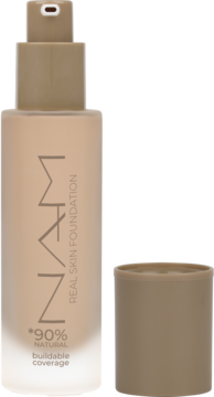 NAM Real Skin Foundation 03N True Natural w szklanej butelce z pompką, obok leży zdjęta nakrętka.