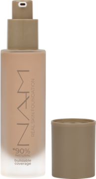 Podkład NAM Real Skin 05W Warm Beige w matowej butelce z pompką, obok odkręcona nakrętka, widok z przodu.