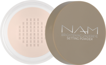 NAM Brightening Undereye Setting Powder w otwartym beżowym słoiczku z sitkiem, nakrętka obok.