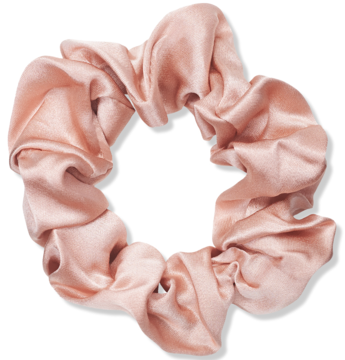 Zbliżenie jedwabnej owijki do włosów PURESILK w pudrowym różu, o pofałdowanej, satynowej teksturze.