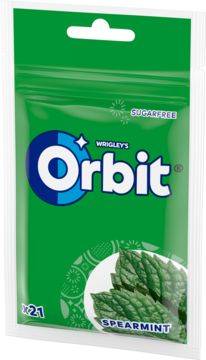 Zielona saszetka bezcukrowej gumy Orbit Spearmint (21 szt.) z liśćmi mięty, widok z przodu.