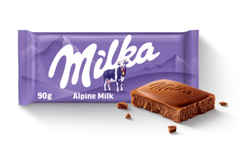 Czekolada Milka Alpine Milk 90g, fioletowe opakowanie z krówką, obok kawałek czekolady z logo.
