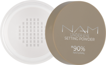 NAM Under Eye Setting Powder, otwarty beżowy sypki puder pod oczy z białym sitkiem, widok z góry.
