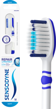 Opakowanie szczoteczki Sensodyne Repair & Protect Soft oraz zbliżenie na jej niebiesko-białą główkę z włóknami.