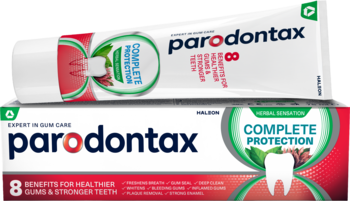 parodontax Complete Protection Herbal Sensation, biała tubka na pudełku z ziołami i zębem, na krwawiące dziąsła.