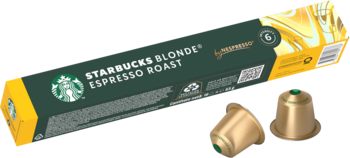 Ciemnozielone pudełko Starbucks Blonde Espresso Roast, widok pod kątem, obok dwie złote kapsułki espresso.