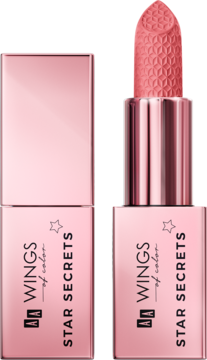 Dwie pomadki AA Wings Star Secrets semi-matte 200: otwarta różowa z tłoczeniem i zamknięte opakowanie.