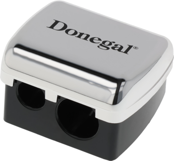 Donegal, srebrno-czarna, błyszcząca temperówka kosmetyczna z dwoma otworami, widok z góry pod kątem.