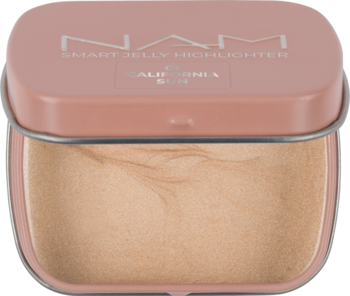 NAM Smart Jelly highlighter w odcieniu California Sun. Otwarty, różowo-złoty kompakt z lśniącym, złotym żelem.