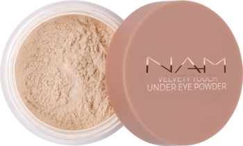 NAM Velvet Touch transparentny puder pod oczy w otwartym słoiku z jasnobeżowym proszkiem, obok matowa nakrętka.