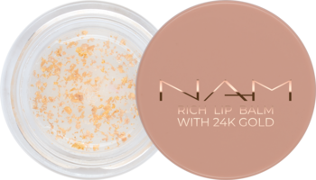 NAM Rich Lip Balm z 24K złotem, otwarty słoiczek z płatkami złota i jasnoróżowe wieczko, widok z góry.