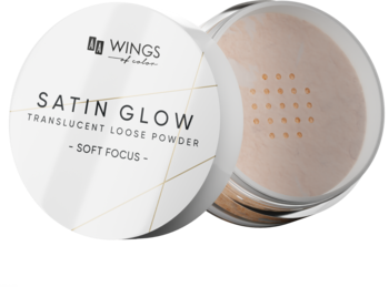 Puder sypki WINGS Satin Glow Soft Focus w białym opakowaniu, otwarty, widoczny rozświetlający jasny puder z drobinkami.
