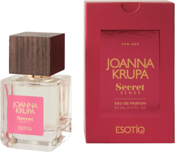 Perfumy Joanna Krupa Secret Sense EDP: butelka z drewnianym korkiem, obok czerwone opakowanie. Nuty: czarna porzeczka, wanilia.