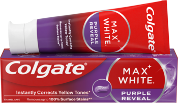 Colgate Max White Purple Reveal: fioletowo-czerwona tubka pasty leży ukośnie na pasującym opakowaniu.
