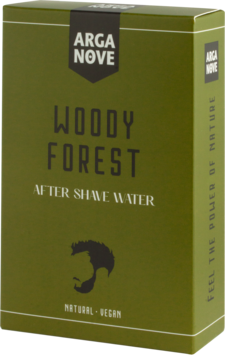 Wegańska woda po goleniu Arga Nove Woody Forest, w oliwkowym pudełku z napisami, widok lekko z boku.