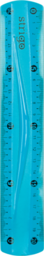 Transparentna, niebieska linijka Strigo 20 cm, elastyczna, widoczna podziałka, logo. Idealna do szkoły, pionowy kadr.