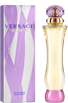 Versace Woman woda perfumowana. Fioletowo-srebrne pudełko obok butelki w kształcie klepsydry z żółtym płynem i różową podstawą.