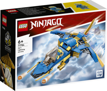 Front pudełka LEGO Ninjago 71784 Jay's Lightning Jet EVO; niebieski odrzutowiec ze złotymi skrzydłami leci w chmurach.