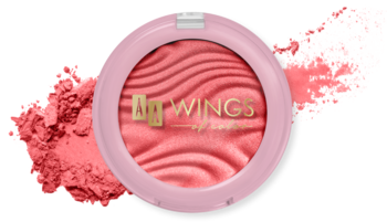 Matowy róż do policzków AG Wings Blush & Go 03 Coral Pink, okrągły kompakt z falistym wzorem.