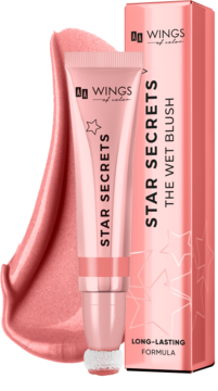 Róż WINGS of color Star Secrets Wet Blush w różowej tubce z aplikatorem gąbkowym, obok kremowa smuga produktu i pudełko.
