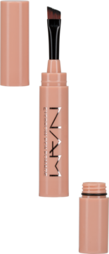 NAM Eyebrow Pen Pomade w jasnoróżowej tubce z wysuniętym skośnym pędzelkiem i odkręconą dolną nakrętką.