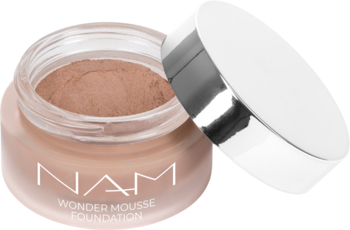 Otwarty słoiczek podkładu NAM Wonder Mousse Foundation w uniwersalnym odcieniu, z wieczkiem obok, widoczna tekstura musu.