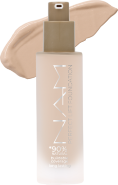 Jasny podkład M Perfect Lift Foundation w szklanej butelce z pompką. Obok widoczna testowa smuga i napis 90% naturalny.