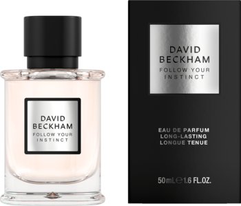 David Beckham Follow Your Instinct EDP 50ml: szklany flakon z czarną nakrętką i czarne pudełko obok, widok z przodu.