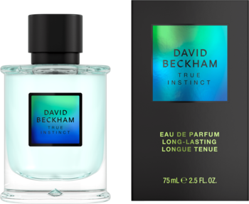 David Beckham True Instinct Eau de Parfum: przezroczysta butelka z czarną nakrętką i holograficzną etykietą, obok czarne pudełko.